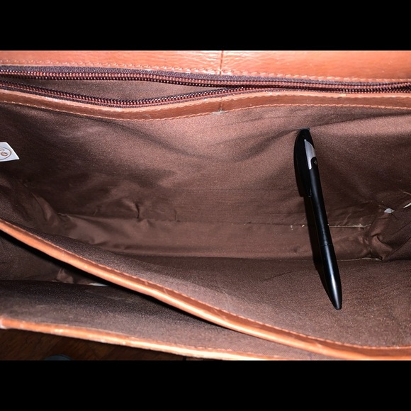 Volare Tan Leather Unisex Messenger Bag - Picture 12 of 15